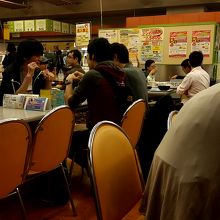 食堂も安くて、学生以外のお客さんが多数