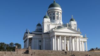青空に映える白い教会
