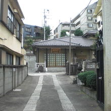 宗円寺の門と参道は、通りから入っているので判りづらいです。