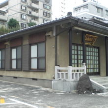宗円寺の本堂の側面です。本堂の左側には、広い駐車場があります