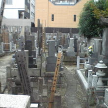 宗円寺の敷地内には、墓地があります。あまり広くはありません。