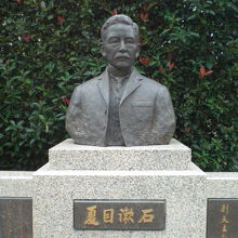 漱石公園の入口には、白色の夏目漱石の胸像が置かれています。