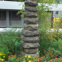 漱石公園のほぼ中央に、猫塚が建てられています。ユーモラスです