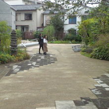 漱石公園の猫塚や敷地内の様子です。整備が行き届いています。