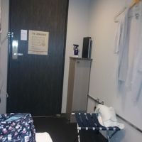 ドア脇に消臭スプレー、ポット、ティーパック、湯呑みがあります