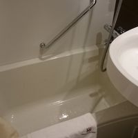 浴槽で足は伸ばせません。便器に座ると膝が壁につきそうです。