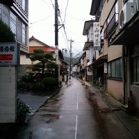 温泉街の町並み。左手が亀屋旅館。