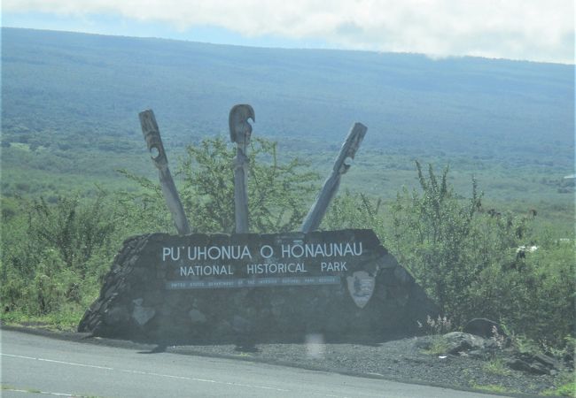 ハワイ古来の人たちの聖地だった場所で、ヘイアウ（神殿）やティキ（神像）、養魚場などを見ることが出来る神聖な場所です。