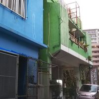 右の緑色の建物