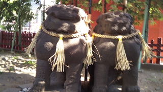 寄り添っている狛犬