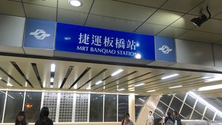 ウッドデッキのある大きな公園