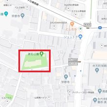 早稲田通りの南に漱石公園があり、その中に山房記念館があります