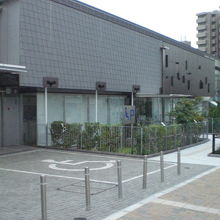 漱石山房記念館の山房通りの全景です。近代的な建物です。