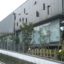 ガラスをふんだんに使った漱石山房記念館の建物です。明るいです