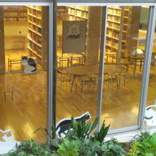 階下は、明るい館内で、猫の絵が諸処に描かれています。