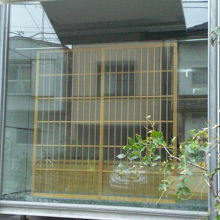 漱石山房記念館には、漱石が住んでいた頃の玄関を模した入口です