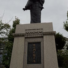 存在感のある銅像