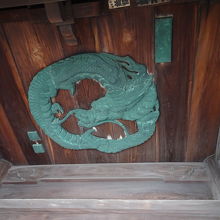 迫力のある龍の彫刻