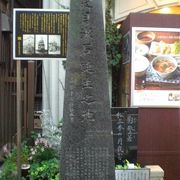夏目漱石の生誕の地の石碑、解説板、句碑等が、地下鉄早稲田駅の南にあります。