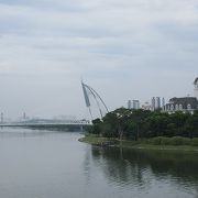 人造湖のプトラジャヤ湖の上にかかる美しい斜張橋