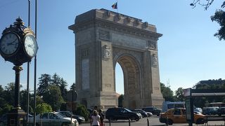 ブカレストの凱旋門は大きい