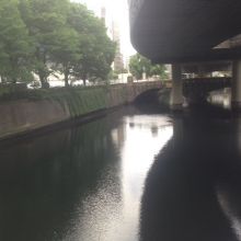 高速道路下の川の流れ