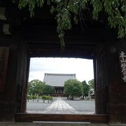 裏通りにある大きなお寺