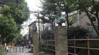 繁華街の中にある落ち着いた小路。