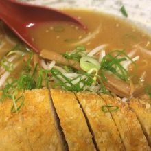 味噌カツのスープが美味しい。
