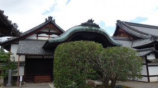 本法寺の南にあります