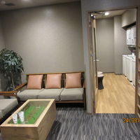 休憩ラウンジとランドリー