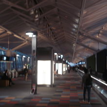 中央側からゲート2，3方向を望む。結構距離あります。