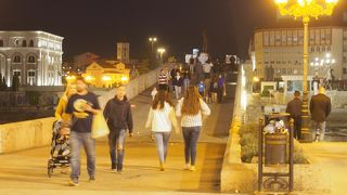 夜はライトアップもされる