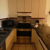 大型冷蔵庫や電子レンジがある