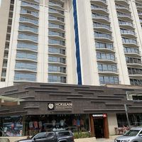 カラカウア通り、ルイヴィトンの斜め前