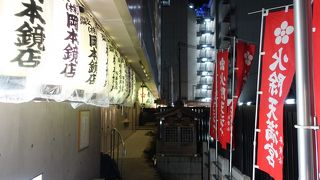 ビルの脇にあります