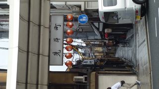 夜と昼では雰囲気がまったく違います