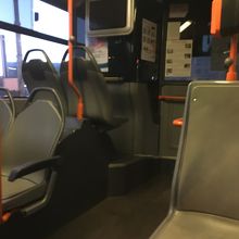 車内は薄暗め