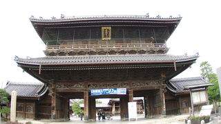 山門が立派で目を引く東本願寺別院