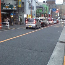 夏目坂の様子です。早稲田通り方向は、車両が混んでいます。