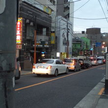 夕暮れ時の夏目坂の様子です。早稲田通りに入る車が多いようです
