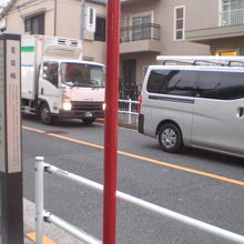 夏目坂です。やはり、早稲田通りに向かう車が、多いようです。