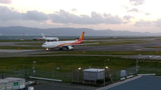 飛行機が正面から見える。