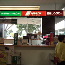 空港内のレンタカーカウンター