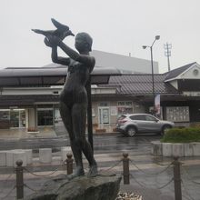 JR宮古駅舎を背景にした像の様子