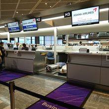 アシアナのビジネスクラスチェックインカウンター