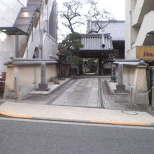 来迎寺の夏目坂の入口です。来迎寺は、狭い路地の奥にあります。