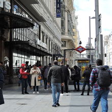 地下鉄駅と左はマクドナルド