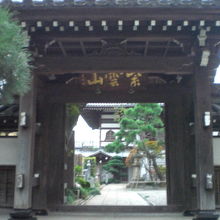 来迎寺の山門です。伝統的な造形美の格調の高さが、伝わります。