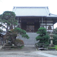 来迎寺の本堂です。伝統的な構造で、格調が高く重厚な感じです。